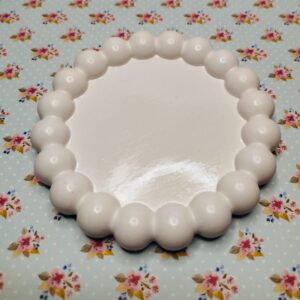 Bandeja con borde de perlas